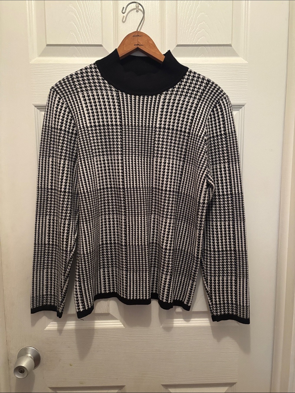 T Tahari Black & White Houndstooth Turtleneck Sweater - Men